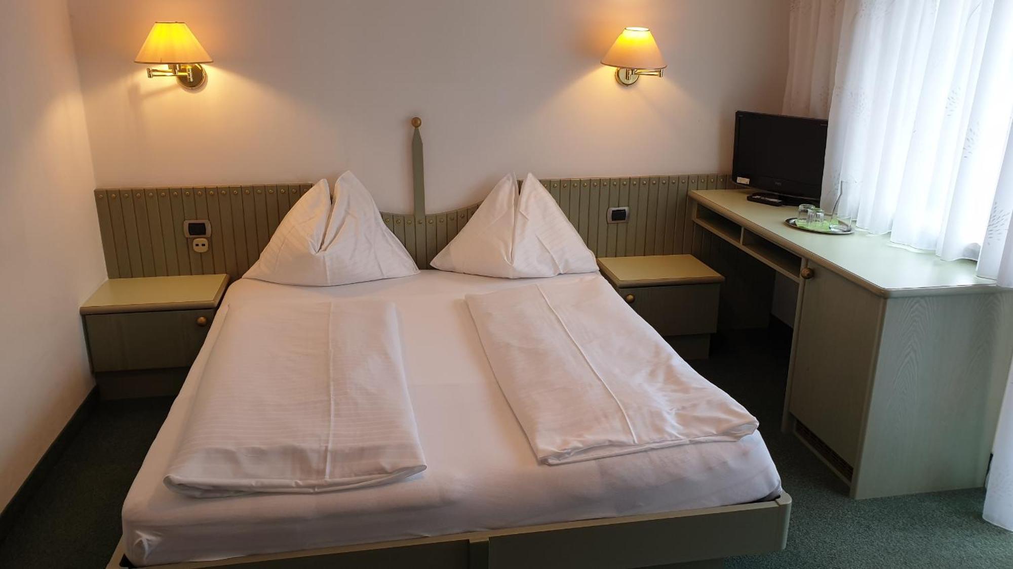 Hotel Schoenbrunn Merano Room photo