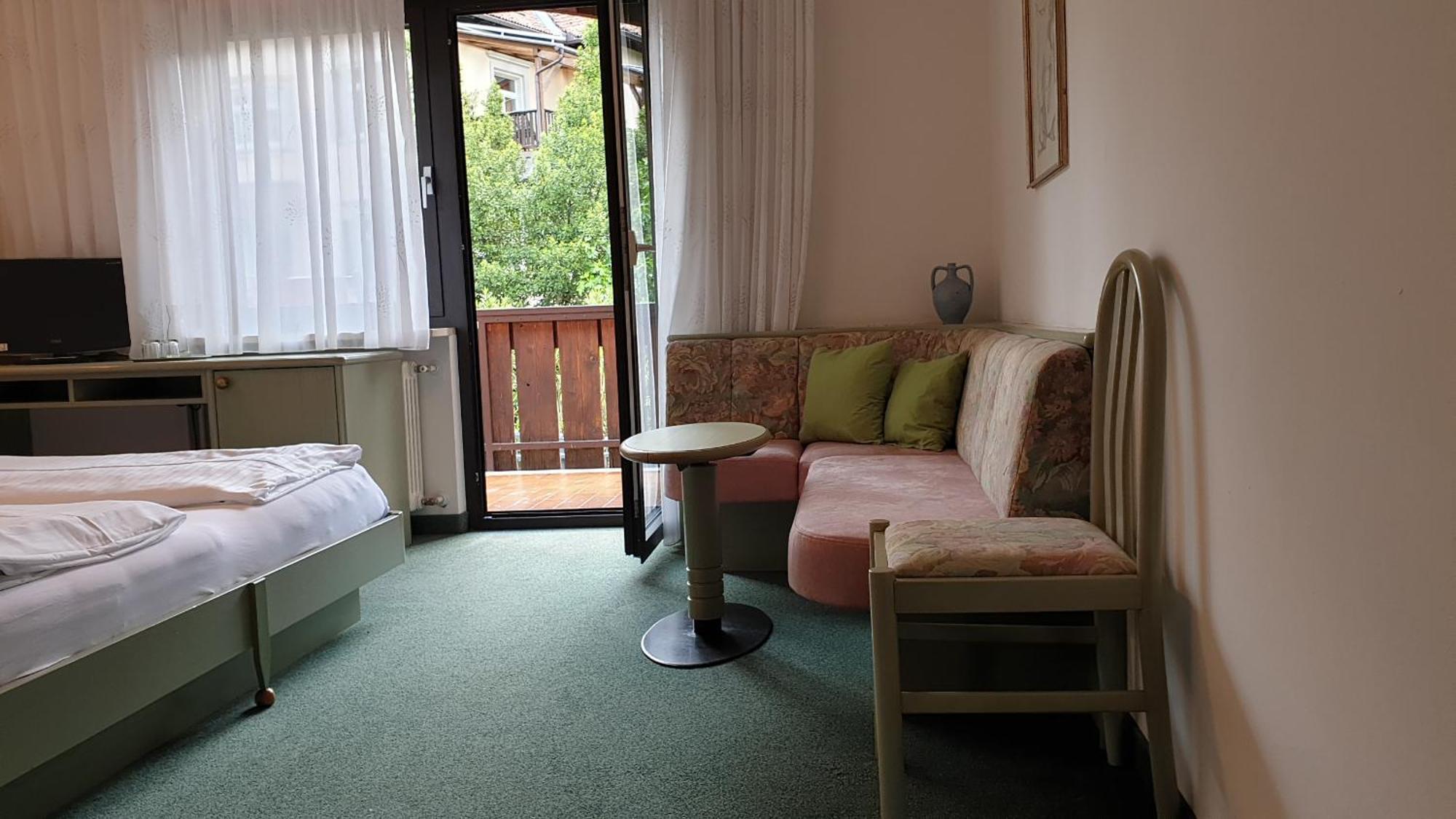 Hotel Schoenbrunn Merano Room photo