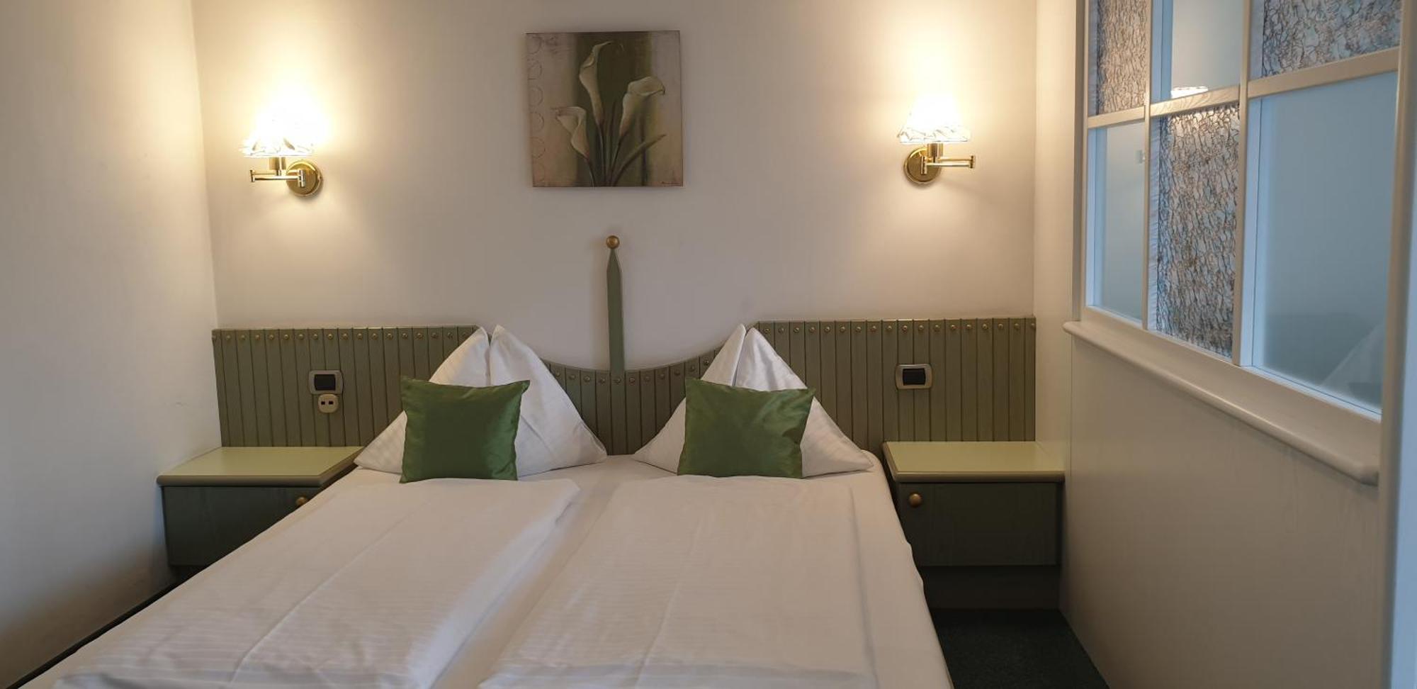 Hotel Schoenbrunn Merano Room photo
